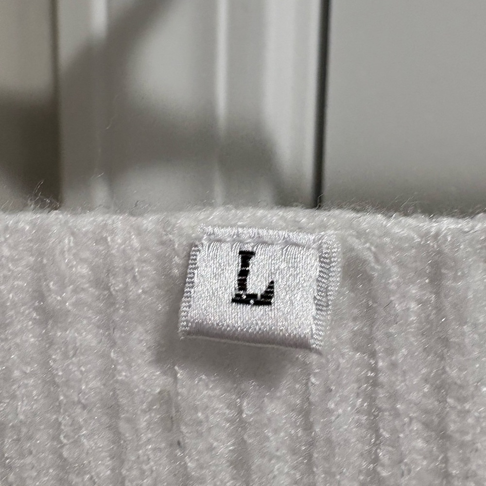 Chic White V-Neck Sweater - Picture 3 of 6